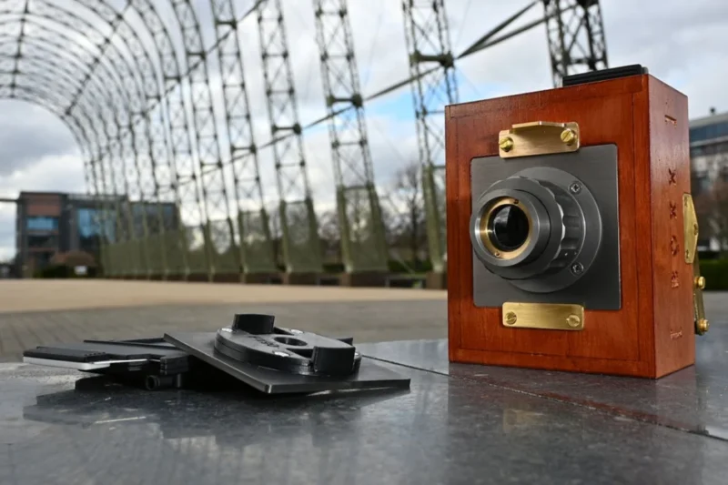 Alfie Cameras Unveils the Boxx a Handcrafted Wooden Camera Featuring an Integrated Pocket Darkroom for On-Site Analog Development.