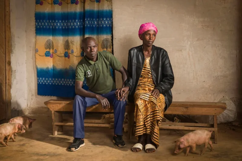 Powerful Portraits Show Perpetrators and Victims of Rwandan Genocide Posing Together