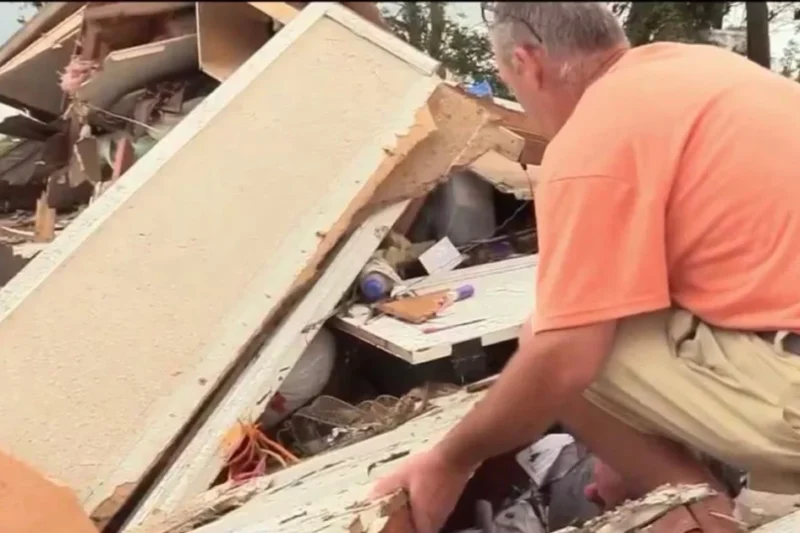 Photographer Rescues Man Trapped Under Rubble After EF-3 Tornado Levels Illinois Home